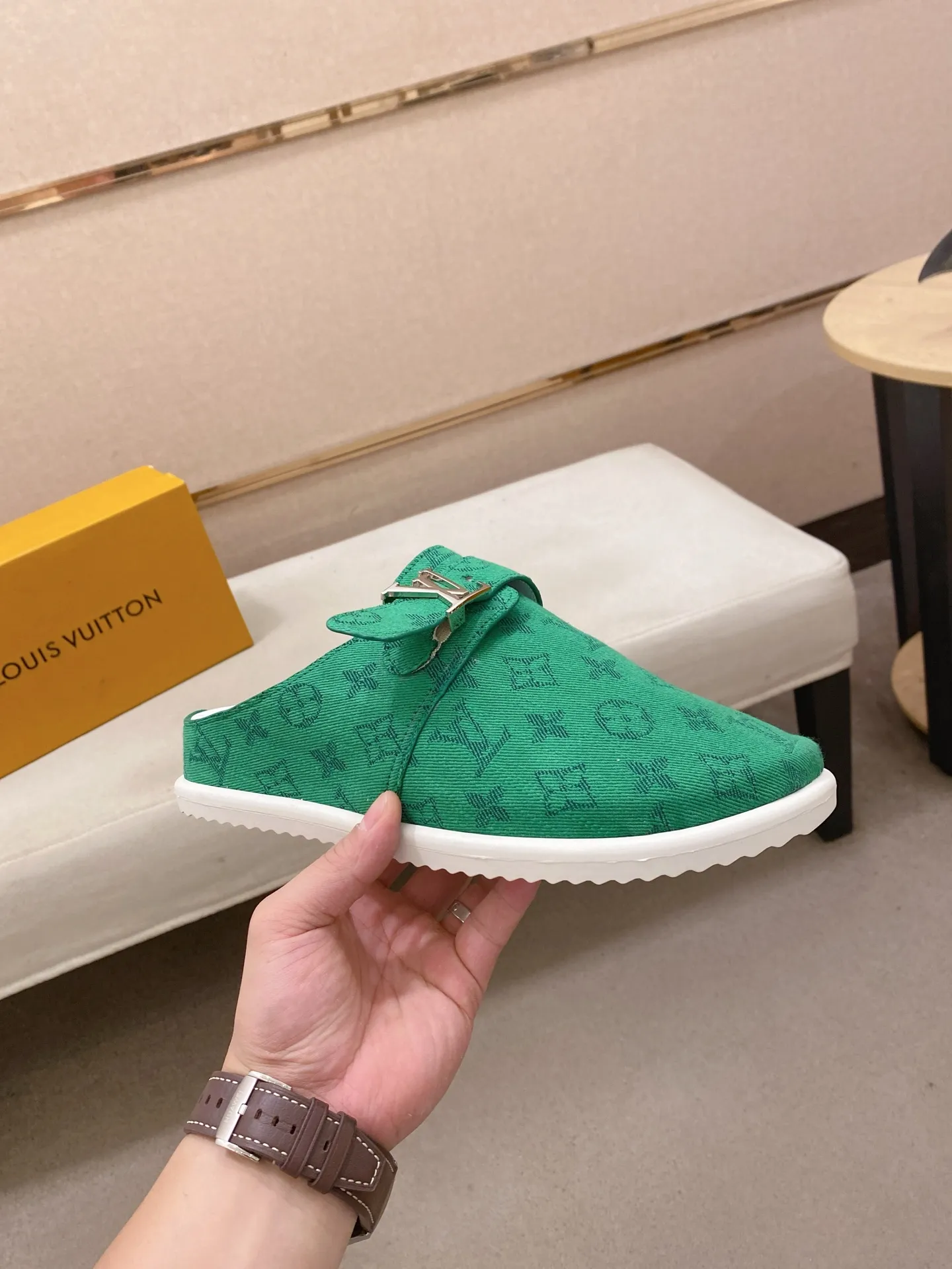 Men's shoes 💰: 360💰LV made 🔍Top purchasing agents, men's spring and summer slippers are available at the same counter. The uppers are made of Italian imported denim with logo graphics and high-quality craftsmanship. The soles are original soles specially provided by the original factory. The exclusive movable molded soles are super comfortable. Original factory follow-up products. 🔍🔍High quality. You can enter and exit the counter at will. Welcome to compare. The code number is 38-44.